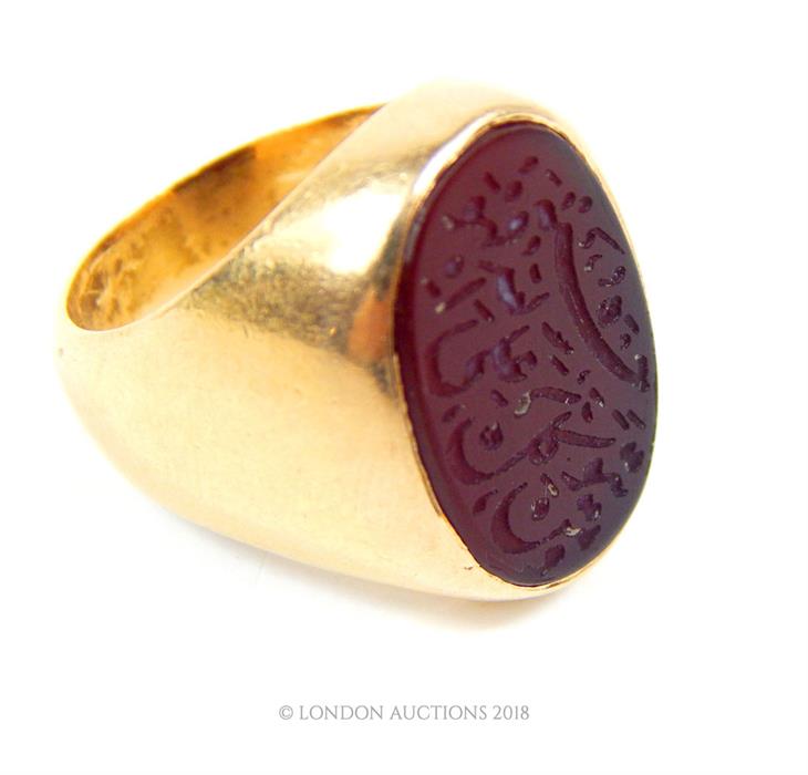 An 18 ct yellow gold, antique, engraved, hard-stone singet, seal ring