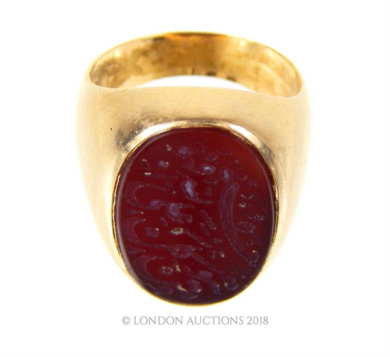 An 18 ct yellow gold, antique, engraved, hard-stone singet, seal ring - Image 2 of 2