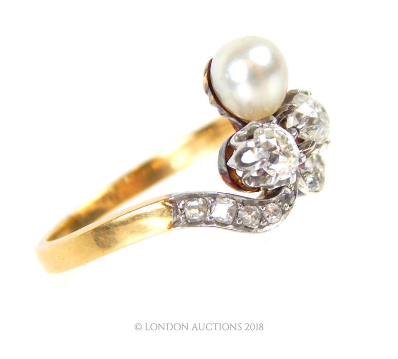 An 18 ct yellow gold and platinum, Art Nouveau, twin diamond and natural pearl ring - Image 4 of 6