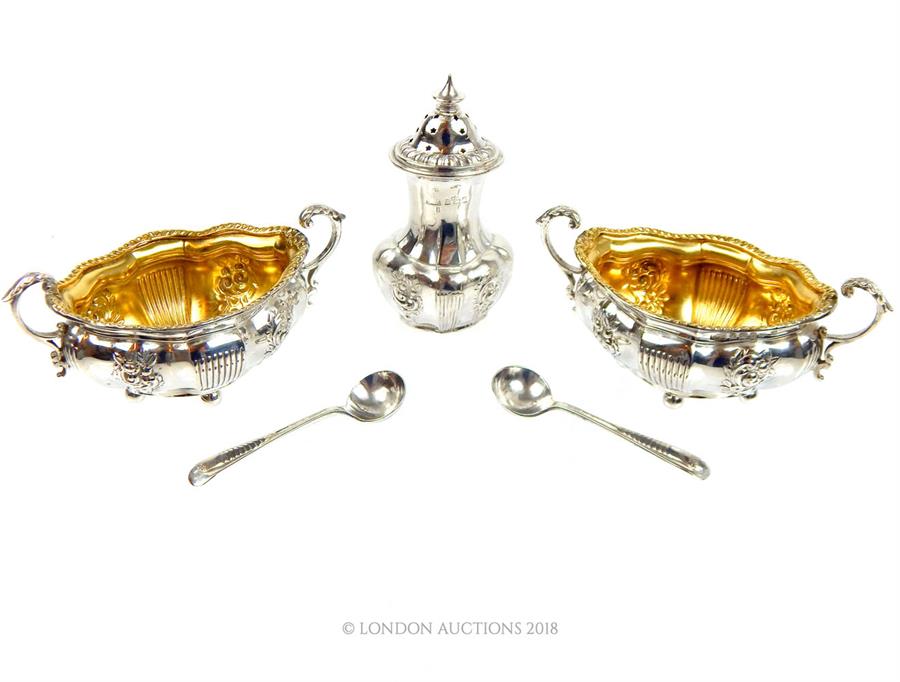 An Edwardian sterling silver cruet set - Image 2 of 3