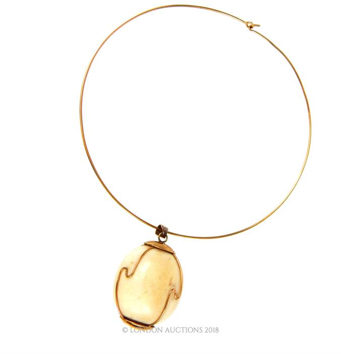 An 18 ct yellow gold, vintage, necklace with an African bone spherical pendant