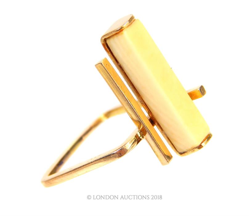 An 18 ct yellow gold and bone panel, contemporary, dress ring - Image 2 of 2