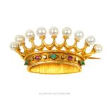 An antique, French, 18 ct yellow gold, ruby, emerald and pearl coronet brooch
