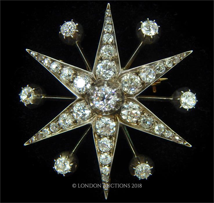 An exquisite,15 ct yellow gold, large, Victorian, diamond starburst brooch (5.45 cts) - Image 3 of 4