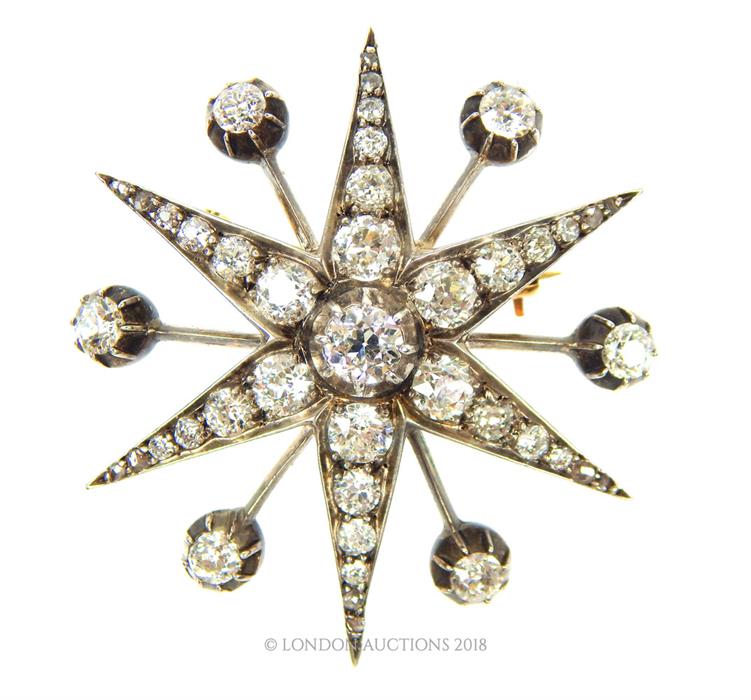 An exquisite,15 ct yellow gold, large, Victorian, diamond starburst brooch (5.45 cts) - Image 2 of 4