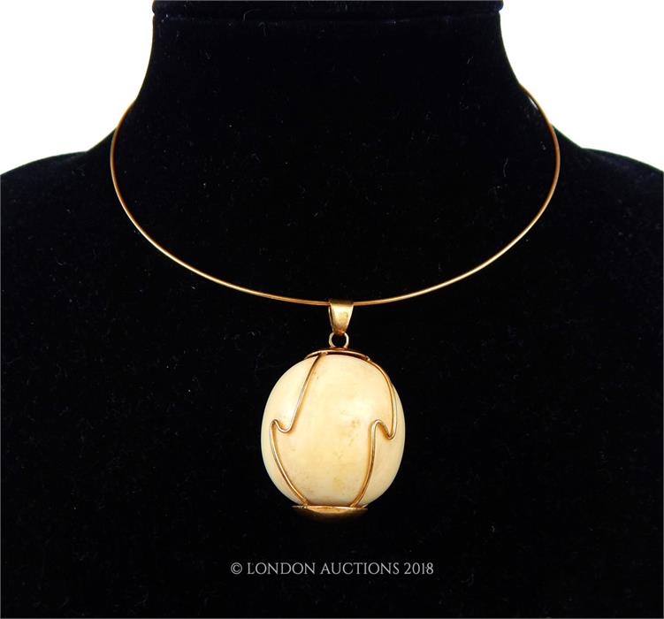 An 18 ct yellow gold, vintage, necklace with an African bone spherical pendant - Image 2 of 3