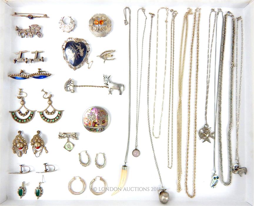 A collection of silver jewellery items