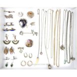 A collection of silver jewellery items