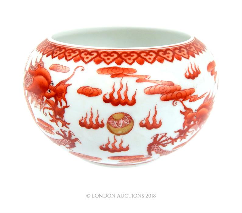 A Chinese ceramic bowl decorated with red dragons; 16cm diameter. - Image 5 of 6