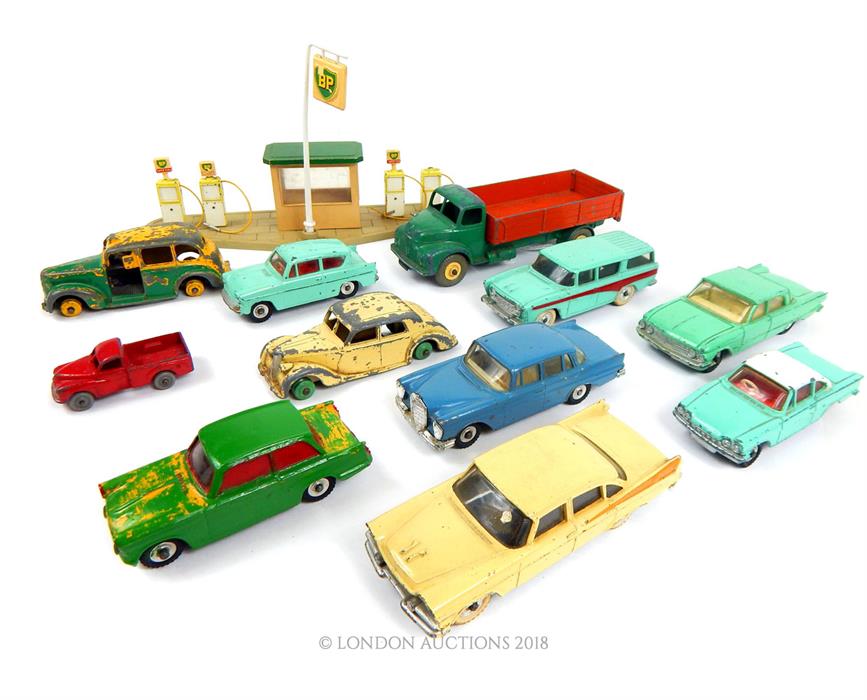 11 Dinky Toys model cars, a Petrol Pump station and a Dinky Toys catalogue: Mercedes Benz 220 SE - Image 2 of 3