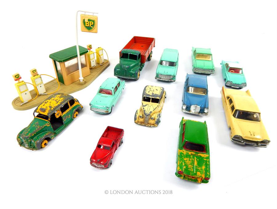 11 Dinky Toys model cars, a Petrol Pump station and a Dinky Toys catalogue: Mercedes Benz 220 SE - Image 3 of 3