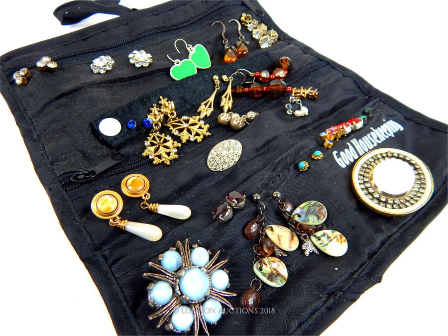 A black satin jewellery roll containing numerous pairs of earrings - Image 2 of 2