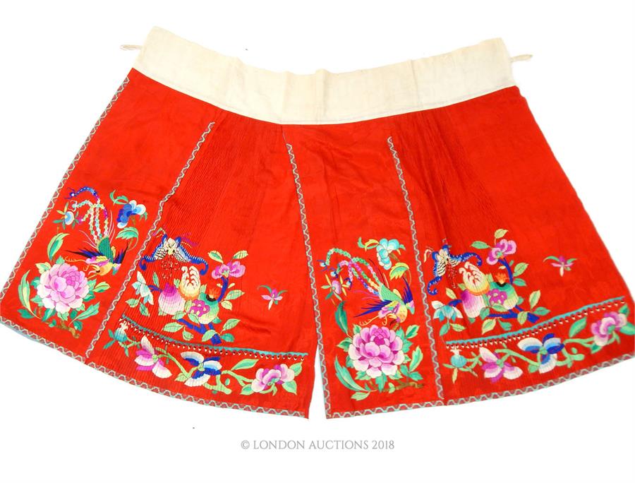 An early 20th century, Chinese, red silk and embroidered skirt - Image 2 of 3