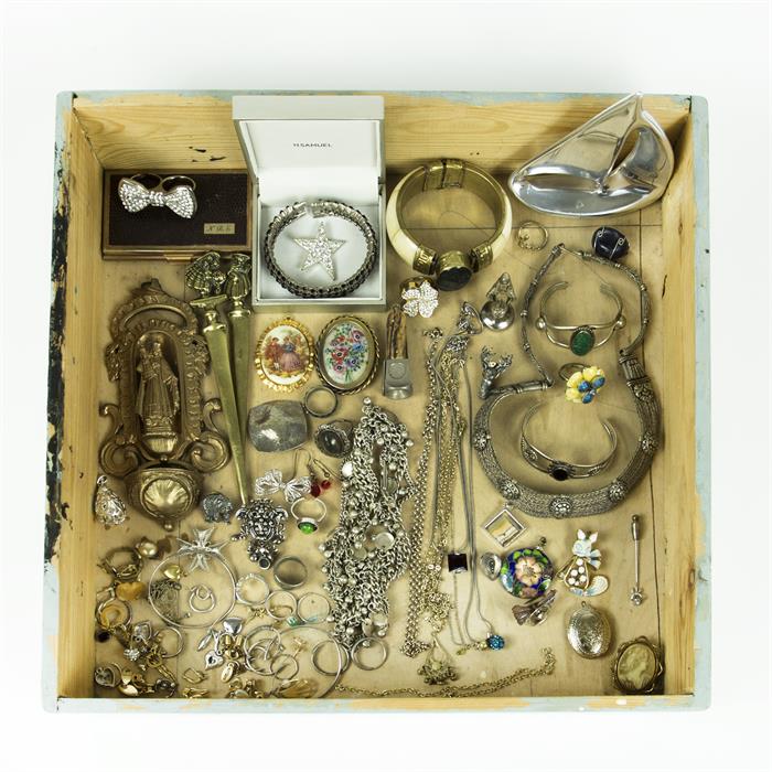 A large quantity of costume jewellery and other items