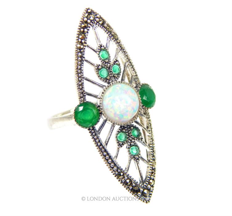 An Art Deco -style silver ring set with emeralds and opalites - Image 2 of 2