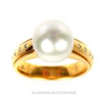 An 18 ct yellow gold, diamond and large pearl ring