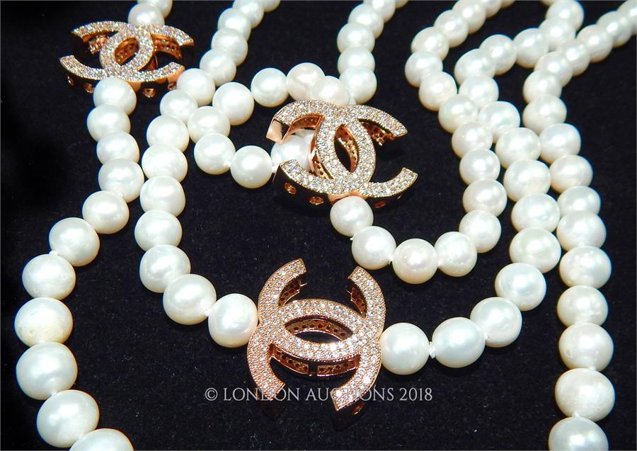 A long row of freshwater pearls with white crystal studded spacers - Image 2 of 2