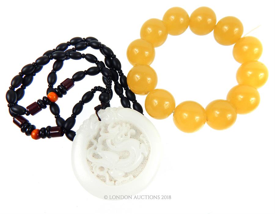 A Chinese natural agate pendant and bracelet