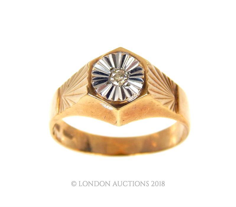 9ct gold diamond ring with 4.5 g engraved shoulders