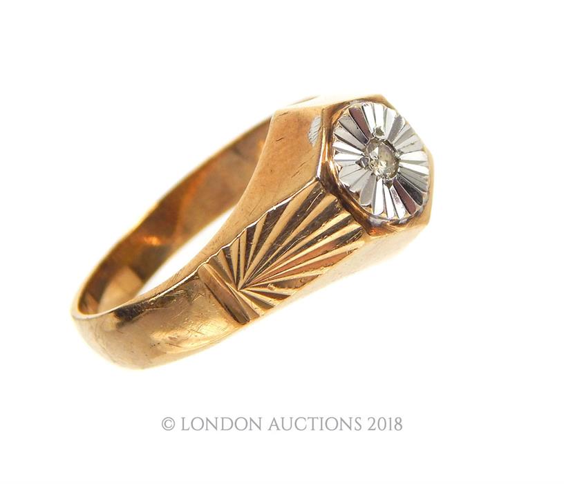 9ct gold diamond ring with 4.5 g engraved shoulders - Image 3 of 3