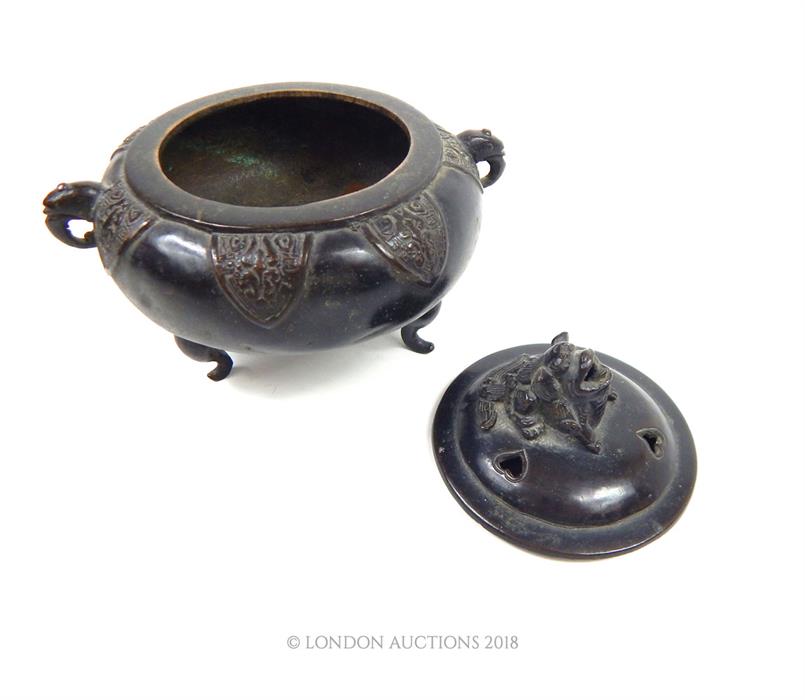 Chinese bronze three footed censer with lid and a pair of handles (H: 11 cm W: 12 cm D: 10 cm), - Bild 3 aus 3