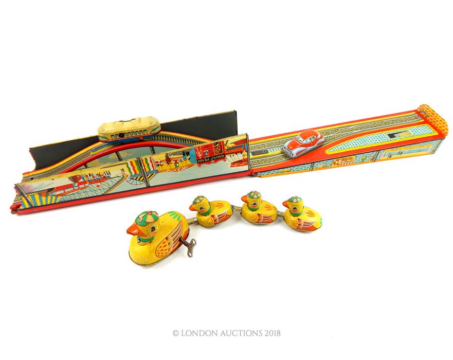 Vintage, tin plated toys to include a line of ducks by Schuco - Bild 2 aus 2