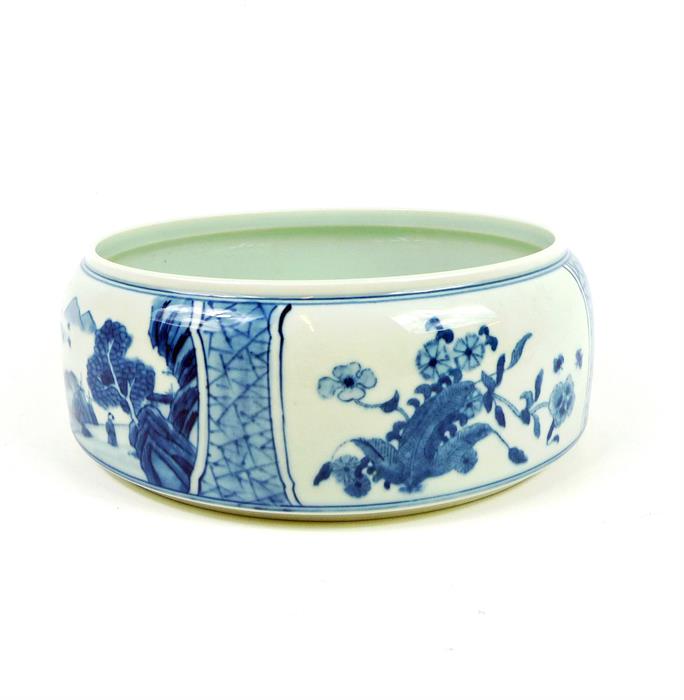 A large, Chinese, hand-painted, blue and white brush washer/water pot - Image 2 of 5