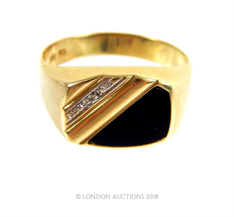 9 ct vintage men's Onyx and Diamond ring size T. 3.5 grams.