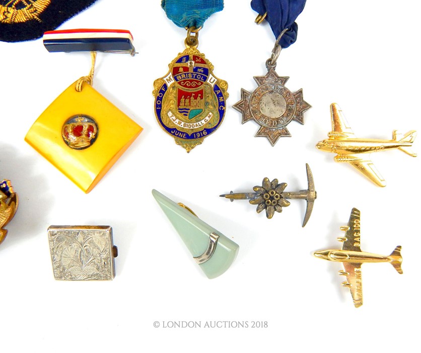 A collection of medals, badges & pins - Image 3 of 4