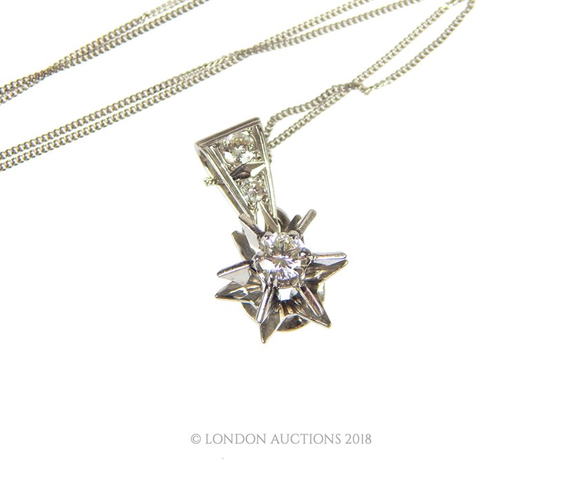 An 18 Carat White Gold Diamond Star Shaped Pendant Necklace - Image 3 of 4
