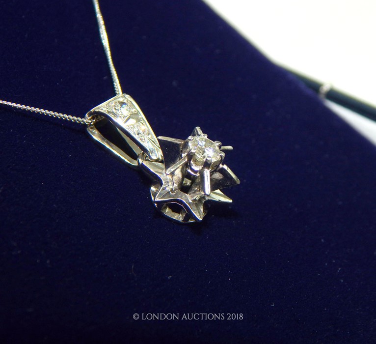 An 18 Carat White Gold Diamond Star Shaped Pendant Necklace - Image 4 of 4