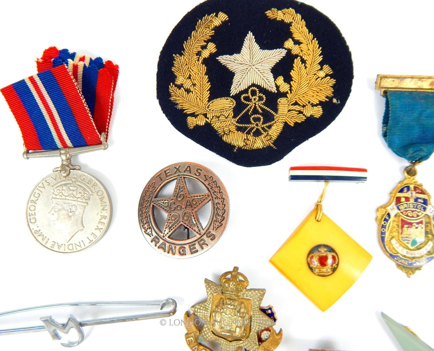 A collection of medals, badges & pins - Image 4 of 4