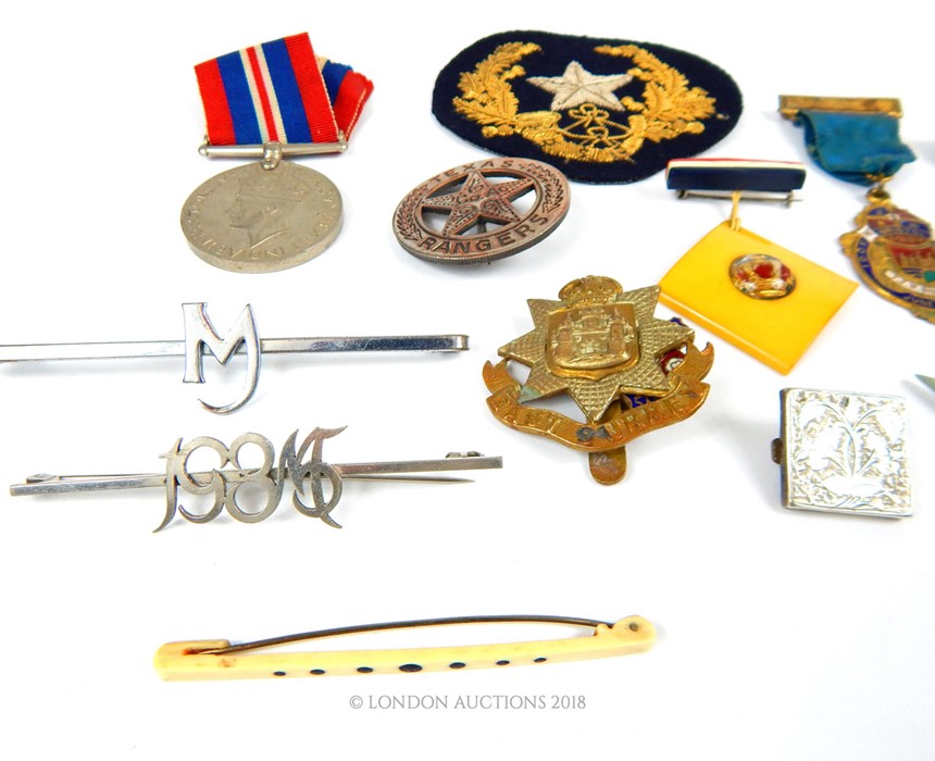 A collection of medals, badges & pins - Image 2 of 4