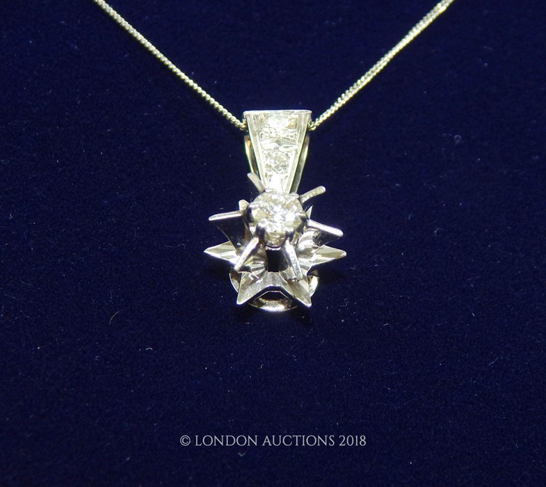 An 18 Carat White Gold Diamond Star Shaped Pendant Necklace - Image 2 of 4