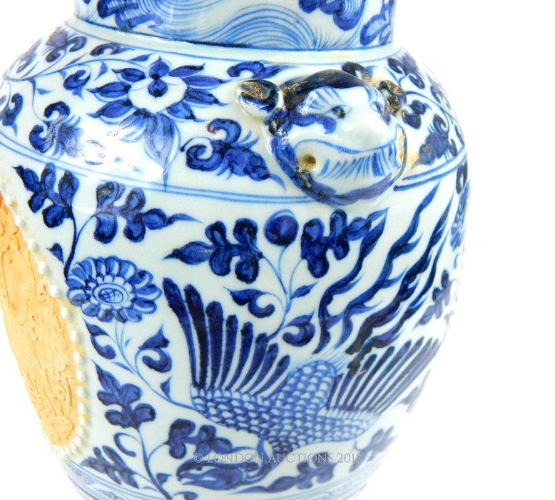 A Chinese Ming style blue and white vase - Image 4 of 4