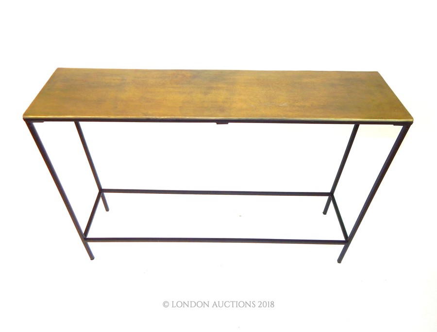 A contemporary console table with a bronzed top - Image 2 of 2