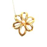 A 9 Carat Yellow Gold Flower Brooch.