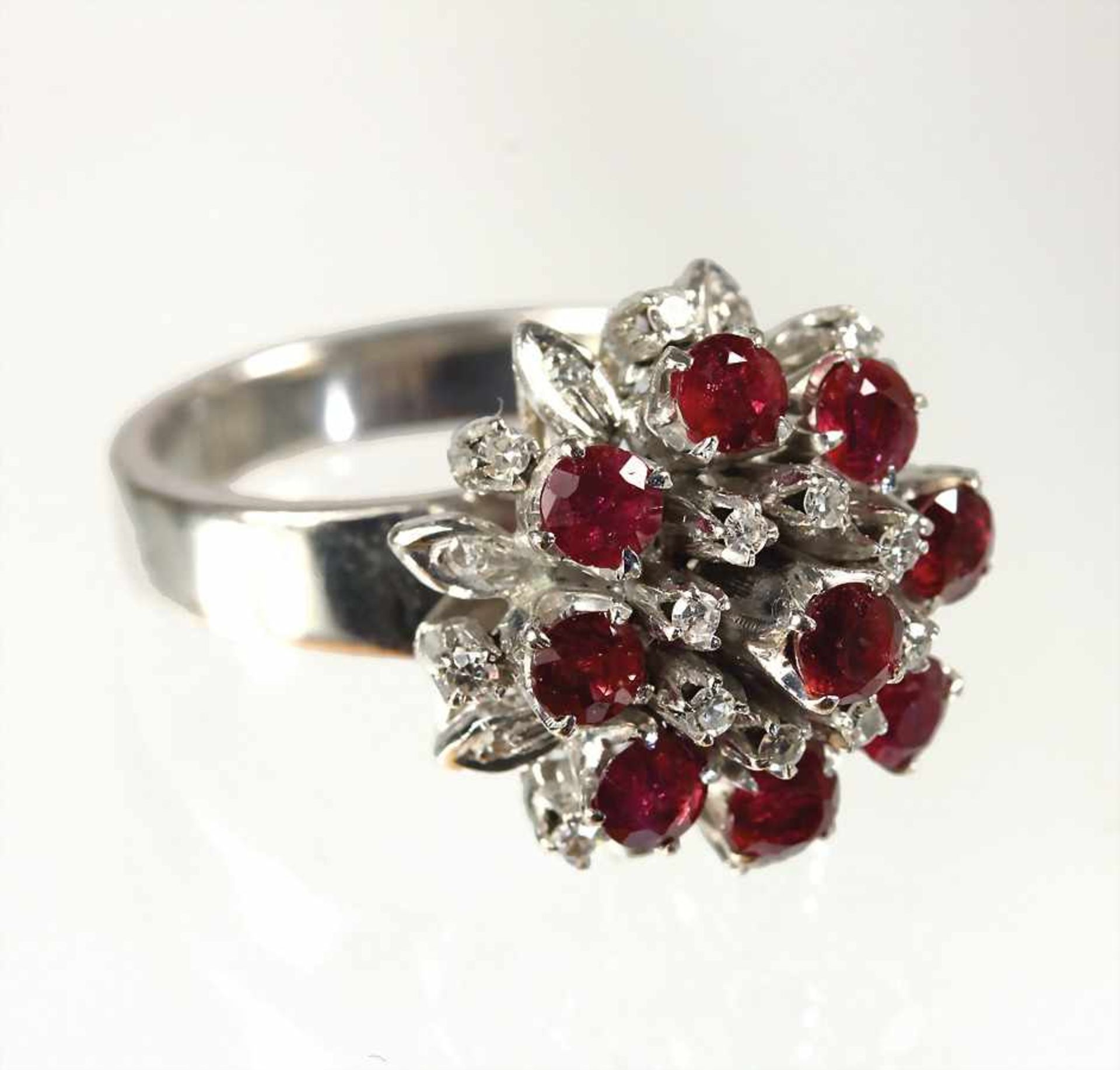 Ring, WG 333/000 (geprüft), 9 Rubine ca. 1,35 ct (facettiert), 24 kl. Diamanten weiß, RW ca. 53,5