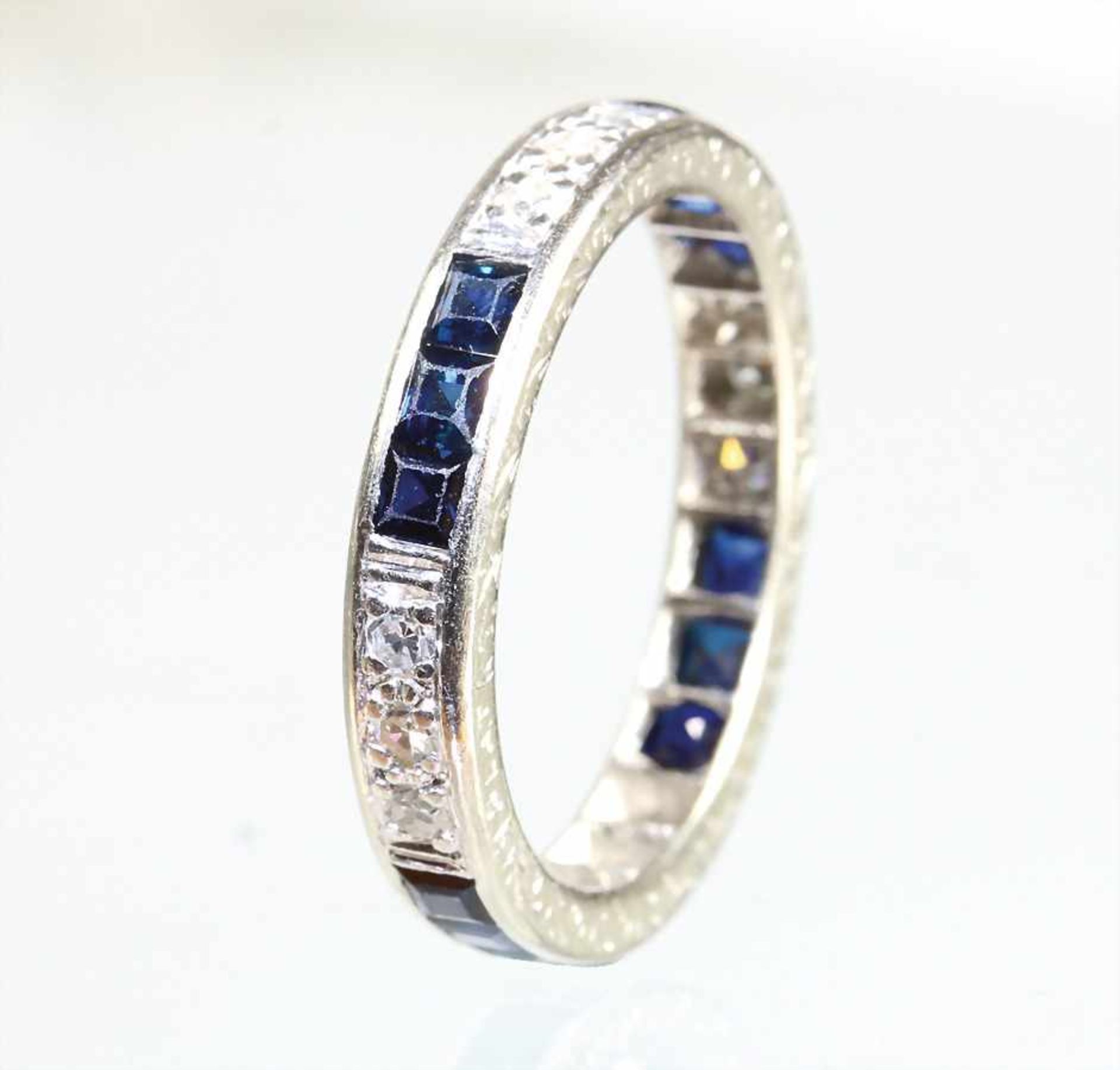 Ring "MEMOIRE", Platin (geprüft), 12 St. 8/8 Diamanten ca. 0,25 ct weiß, 12 Saphire im Carré-Schliff