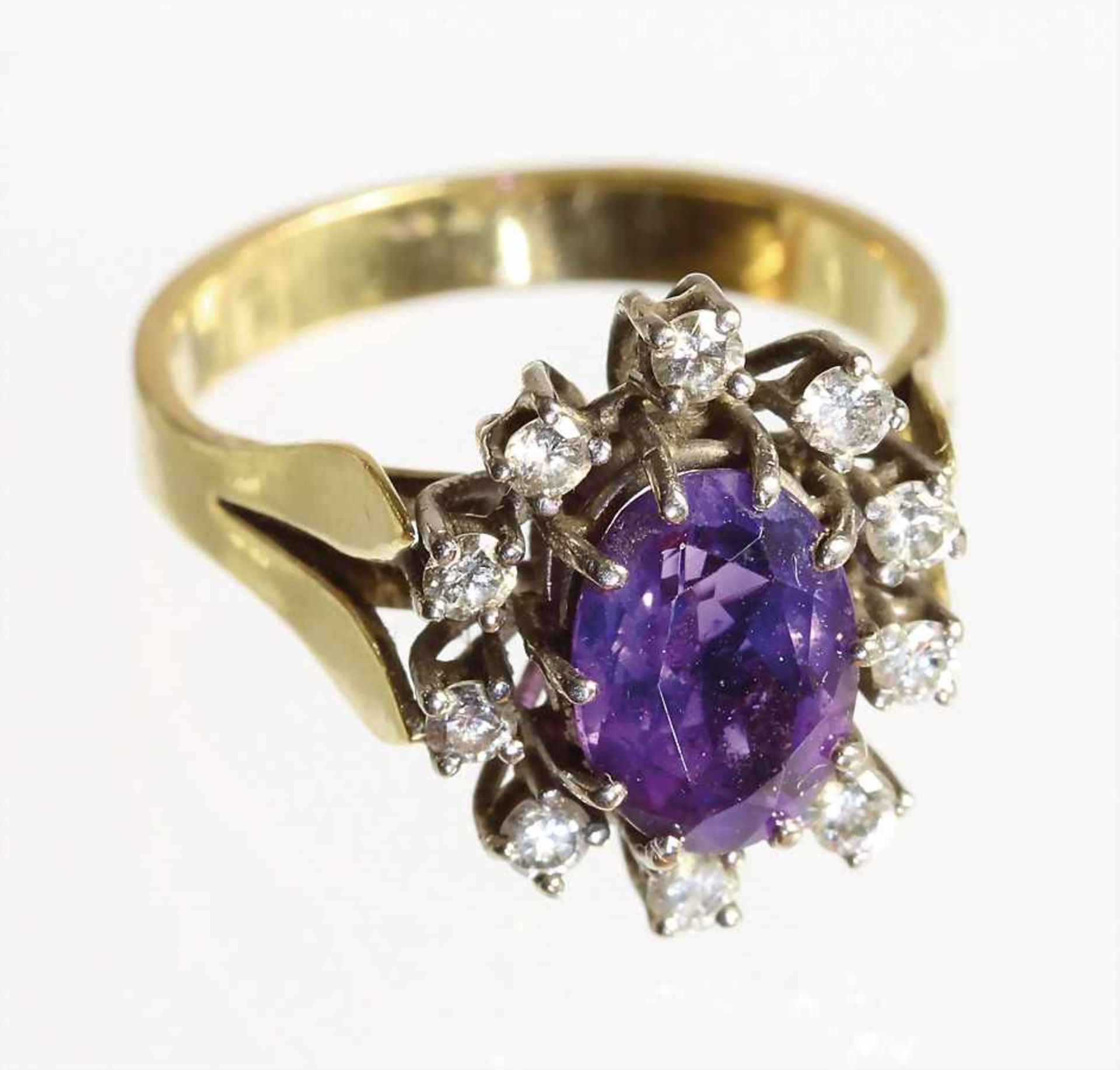 Ring, GG 750/000, Amethyst (facettiert), 10 Brillanten ca. 0,30 ct tw/w-si, RW ca. 53