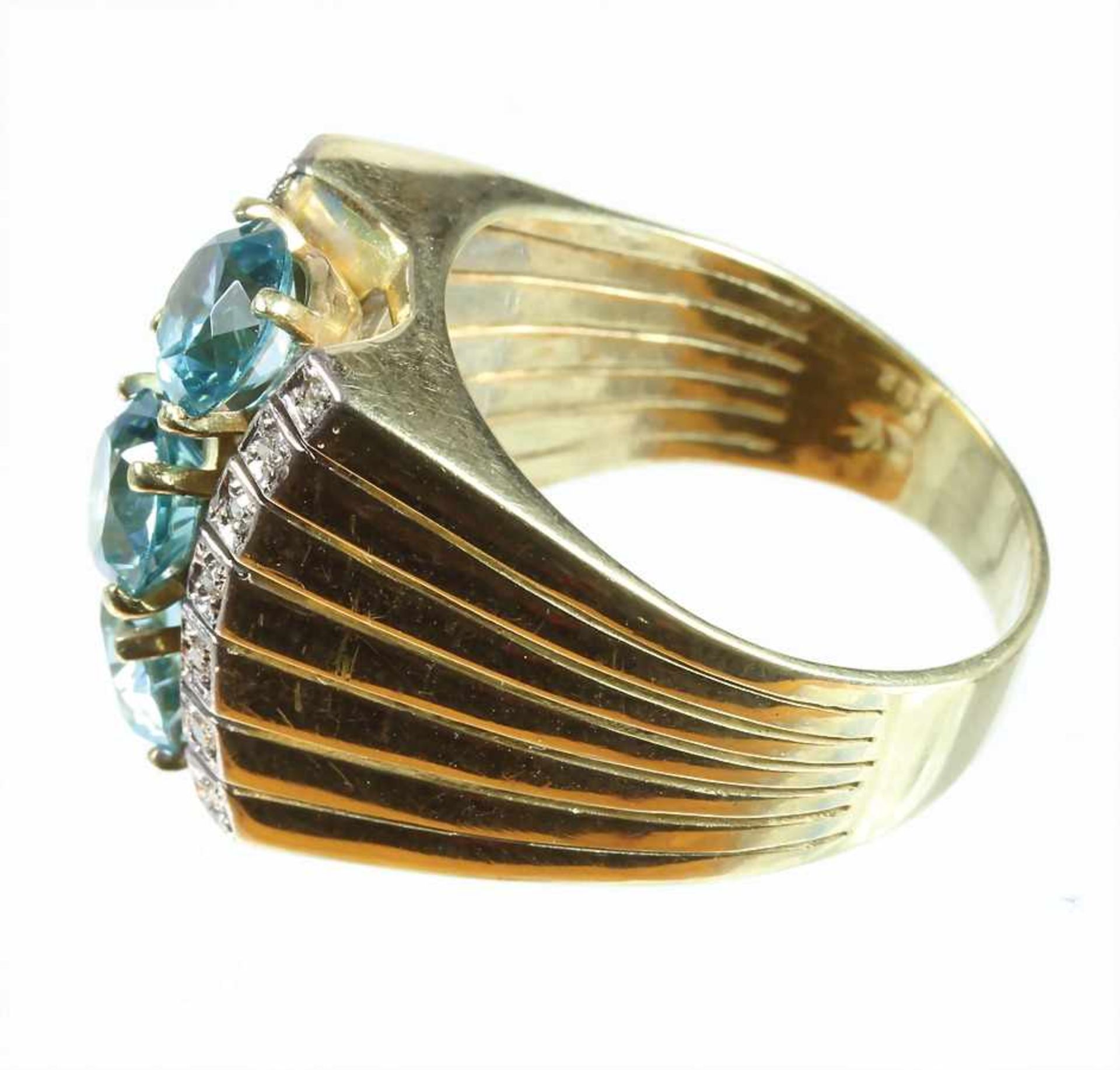 Ring, GG 585/000, 3 zentrale Zirkone (facettiert) ca. 3,4 ct, leuchtendes blaugrün, 14 Diamanten - Bild 4 aus 4