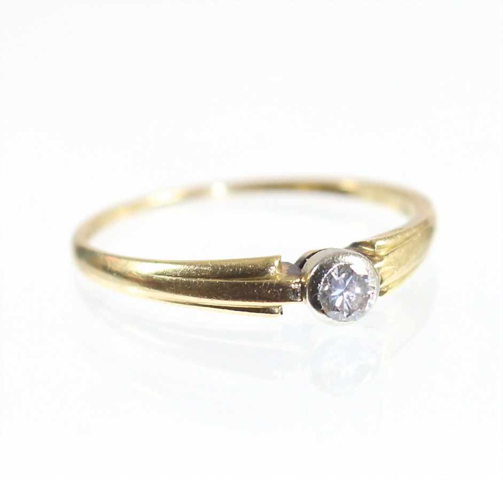 Ring, GG 750/000, 1 Brillant ca. 0,13 ct tw/w-vsi/si, RW ca. 58, Ring stark getragen !