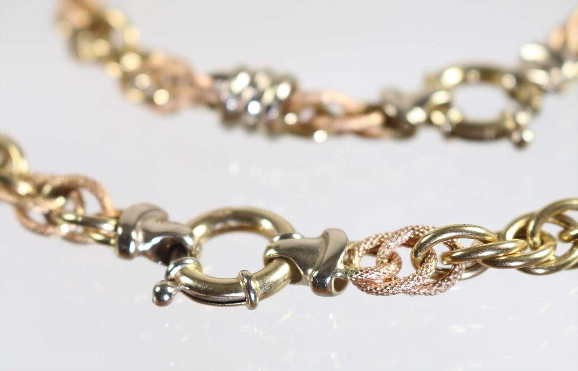 Lot: Collier u. Armband, GG/WG/RG 585/000, gedrehte Ankerkette bestehend aus glatten u. - Bild 2 aus 2