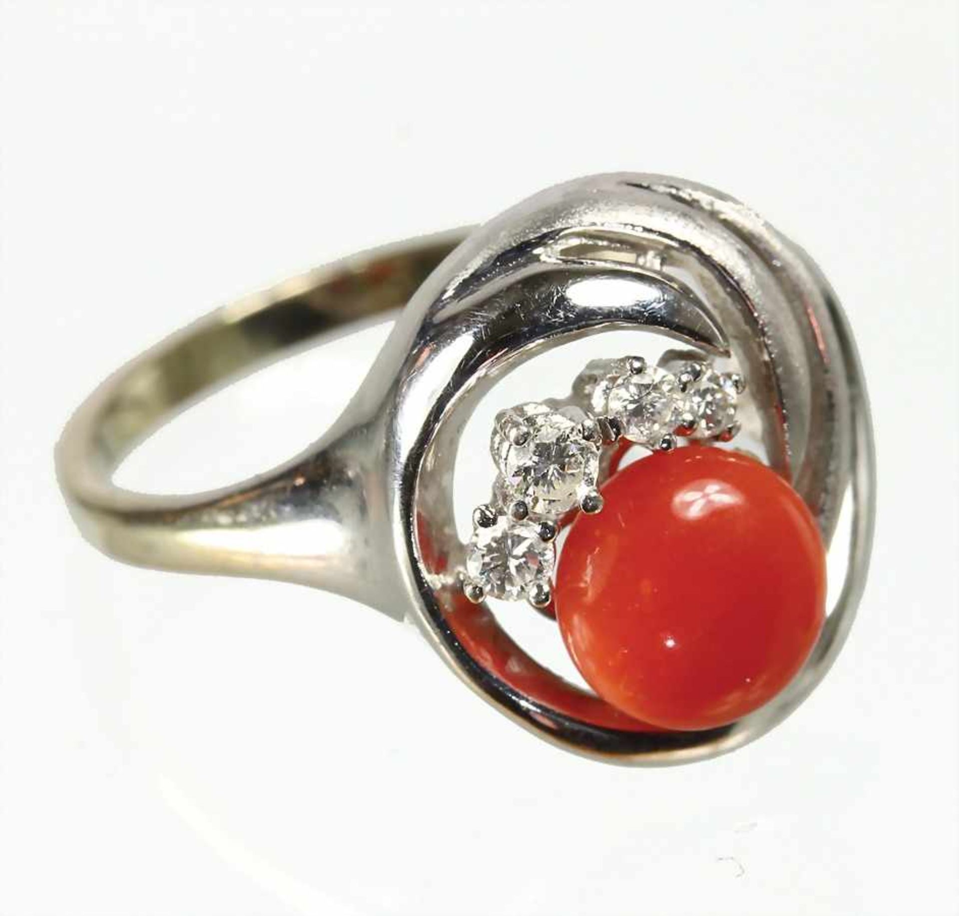 Ring, WG 585/000, Korallencab. D = 7,2 mm, 4 Brillanten weiß, RW ca.