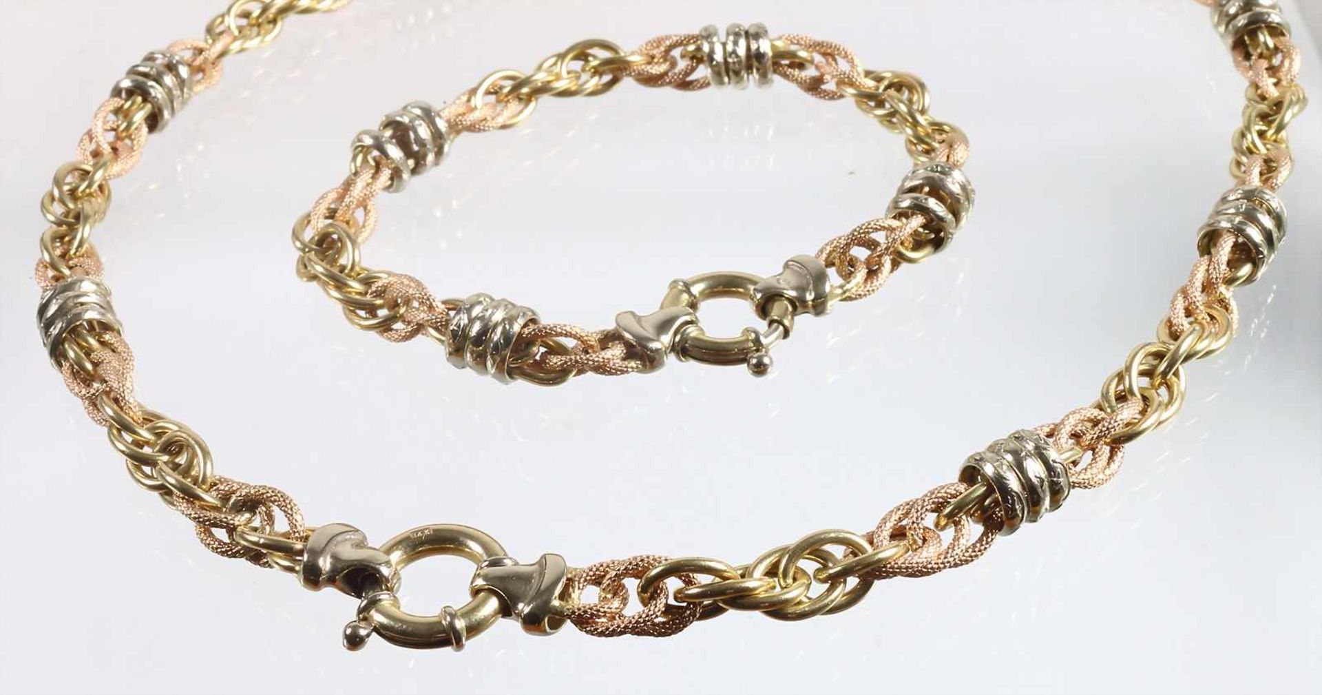 Lot: Collier u. Armband, GG/WG/RG 585/000, gedrehte Ankerkette bestehend aus glatten u.