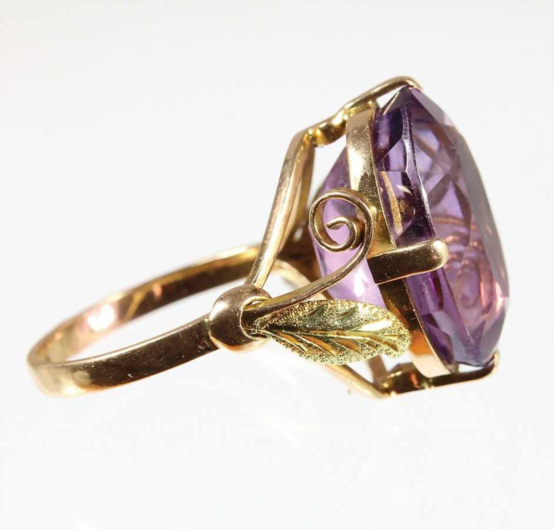 Ring, GG 585/000, Amethyst ca. 12,0 ct (13,7 x 17,2 mm), facettiert, RW ca. 56 - Bild 2 aus 2