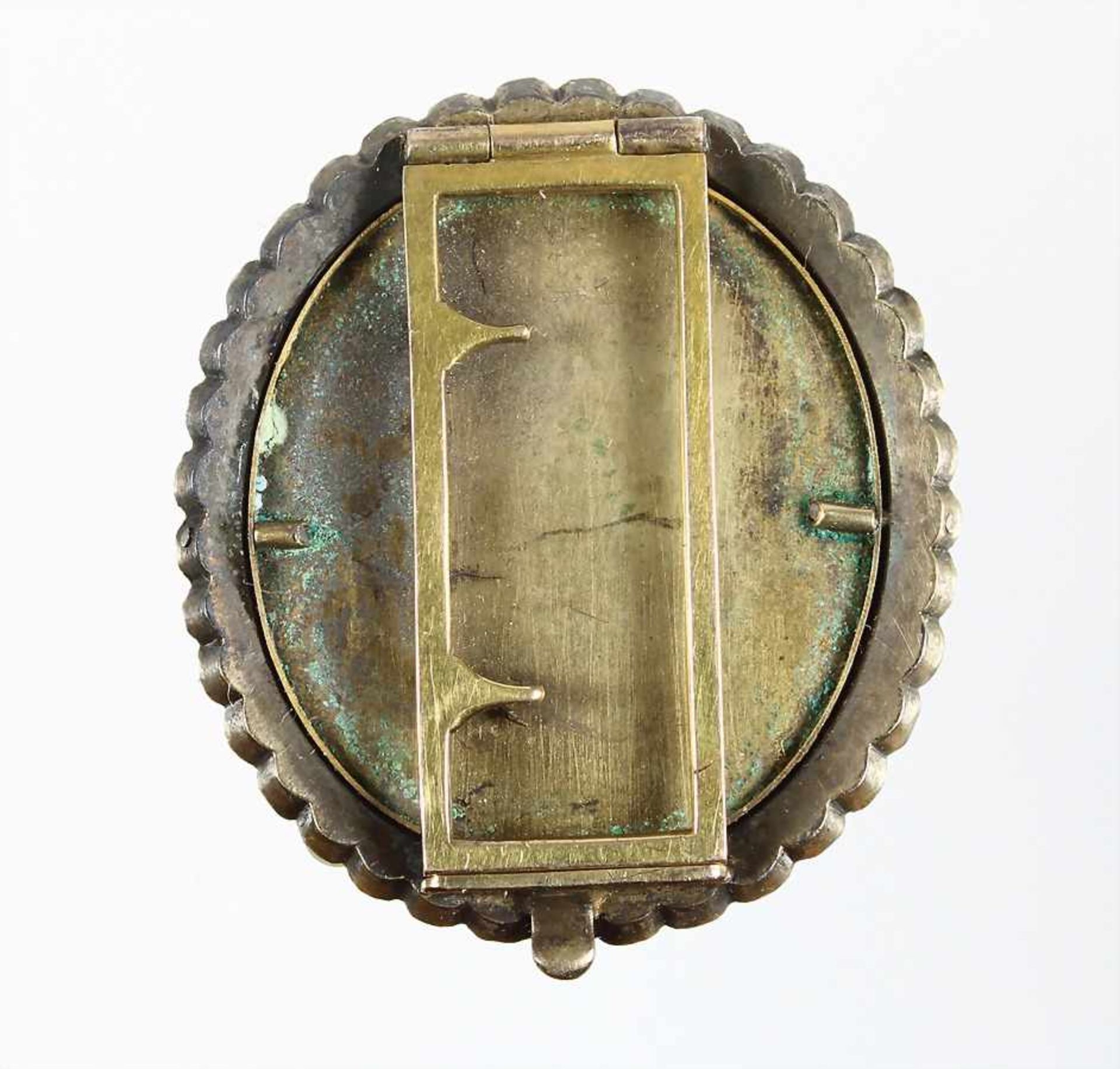 Anhänger um 1840/50 (für Samtband), Silber mit Resten alter Vergoldung, 37 Stck. 1/2 Perlen umrahmen - Bild 2 aus 2