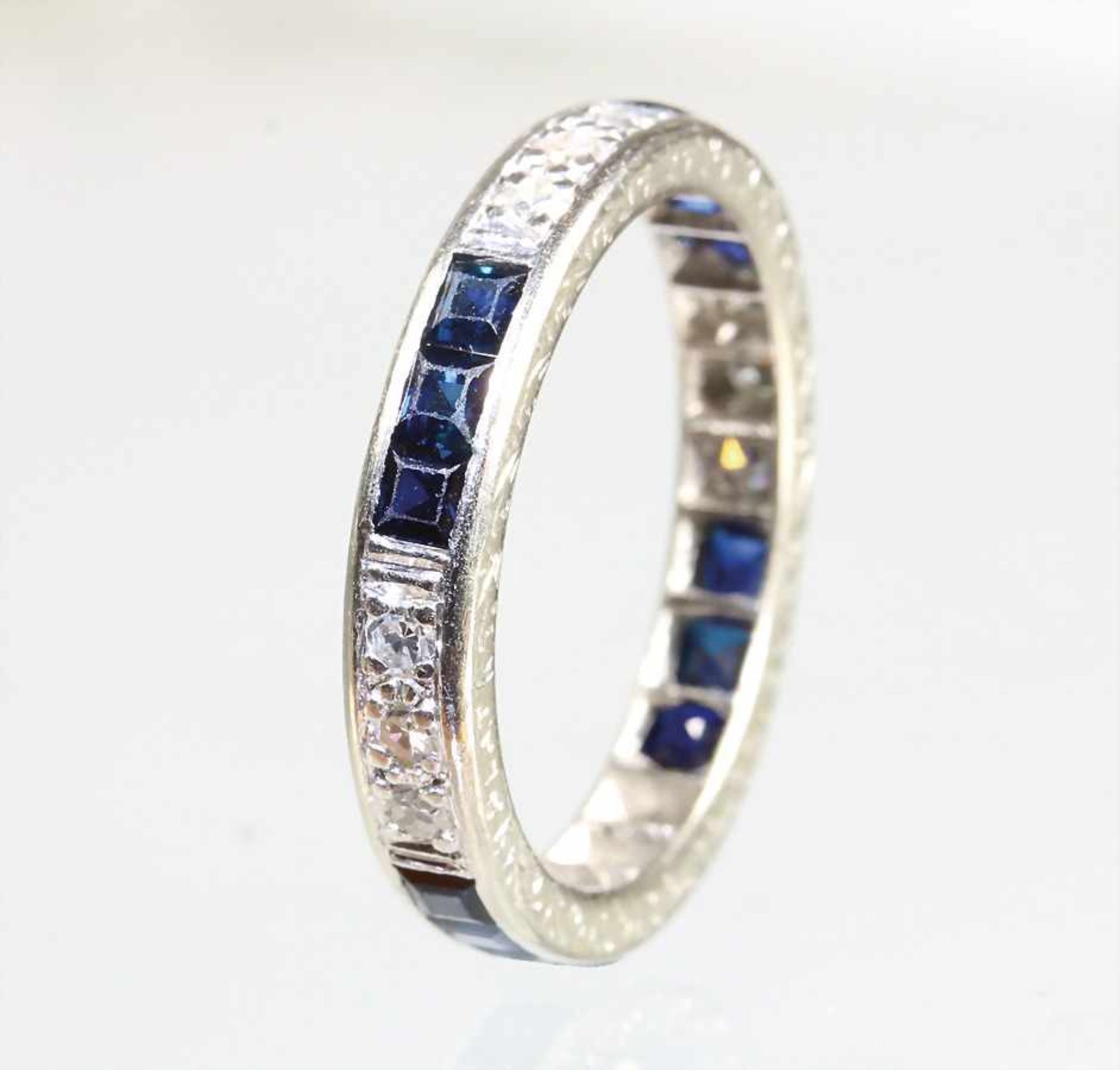 Ring "MEMOIRE", Platin (geprüft), 12 St. 8/8 Diamanten ca. 0,25 ct weiß, 12 Saphire im Carré-Schliff - Bild 2 aus 2