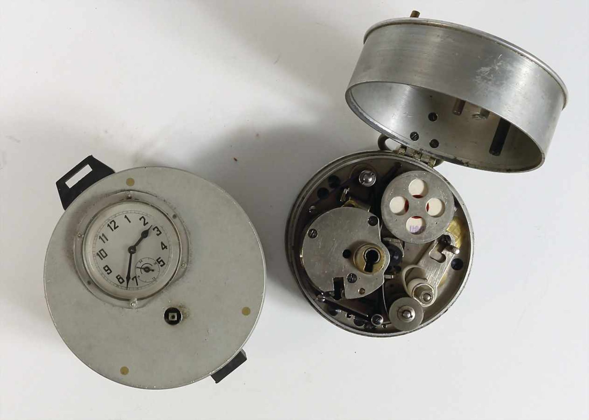 Zwei alte Nachtwächteruhren, dosenförmiges Metallgehäuse 1 x D = 12,0 cm; 1 x D = 10,5 cm "BENZING", - Bild 2 aus 2
