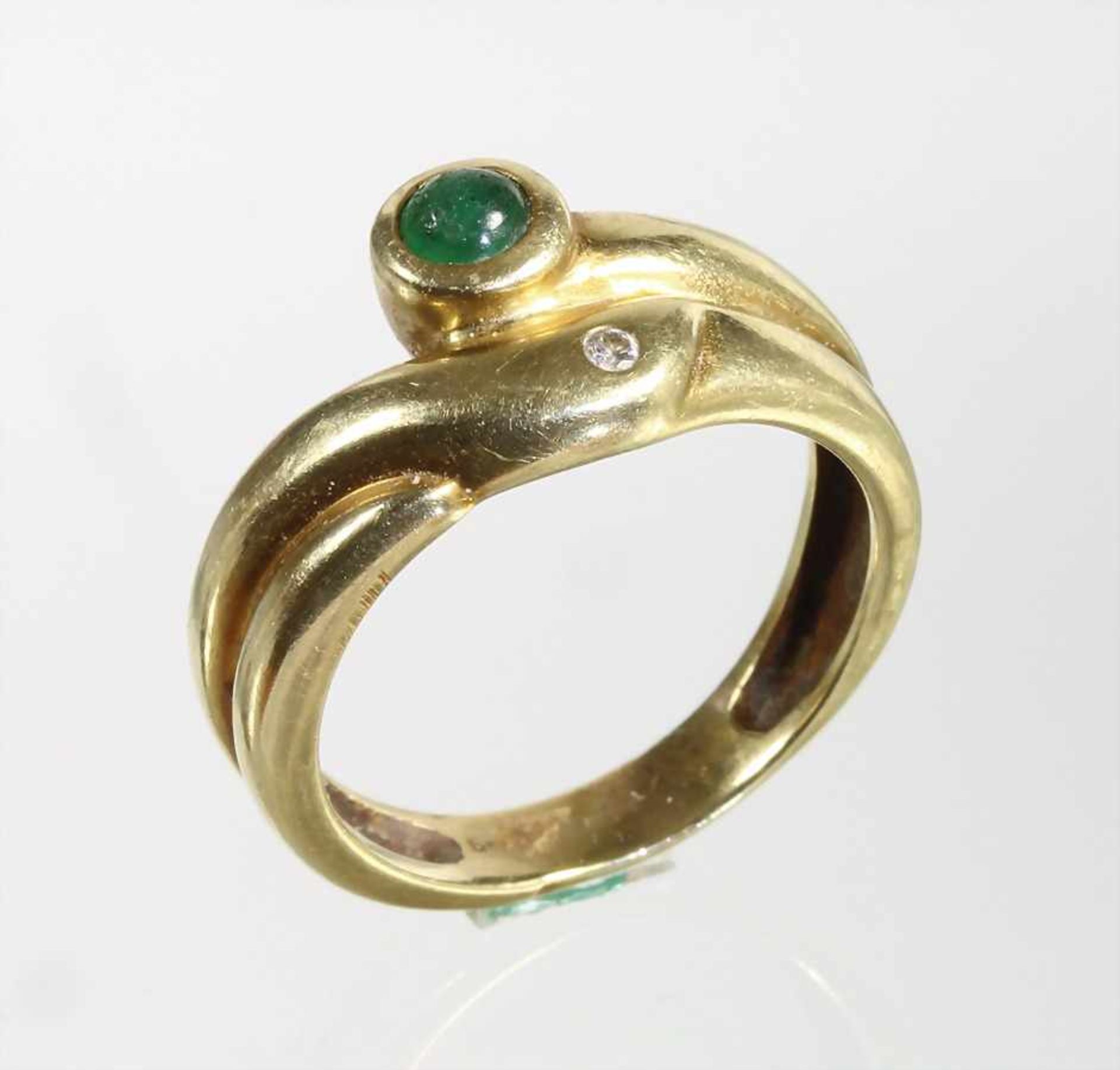 Ring, GG 585/000, 1 Smaragdcabochon ca. 0,3 ct (mit Tragespuren), 1 Brillant ca. 0,01 ct weiß, RW - Bild 3 aus 3